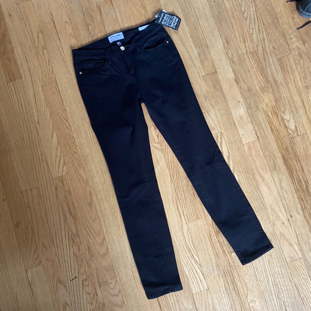 FRAME Le Skinny De Jeanne Crop in Black